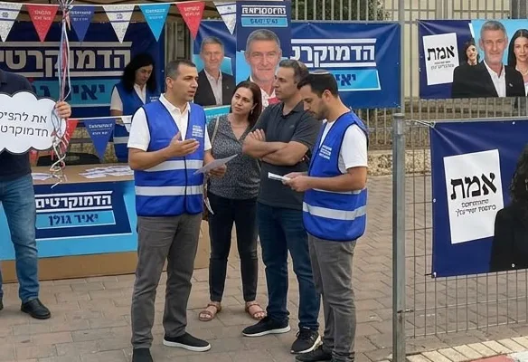 מתנדבי הדמוקרטים בדוכן ליד הקלפי